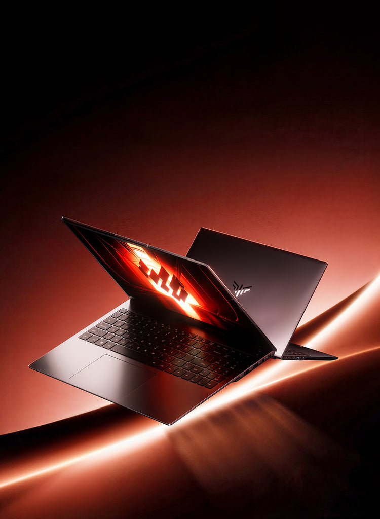 PC portable gamer ACEMAGIC, deux ordinateurs portables sur fond rouge avec effet lumineux